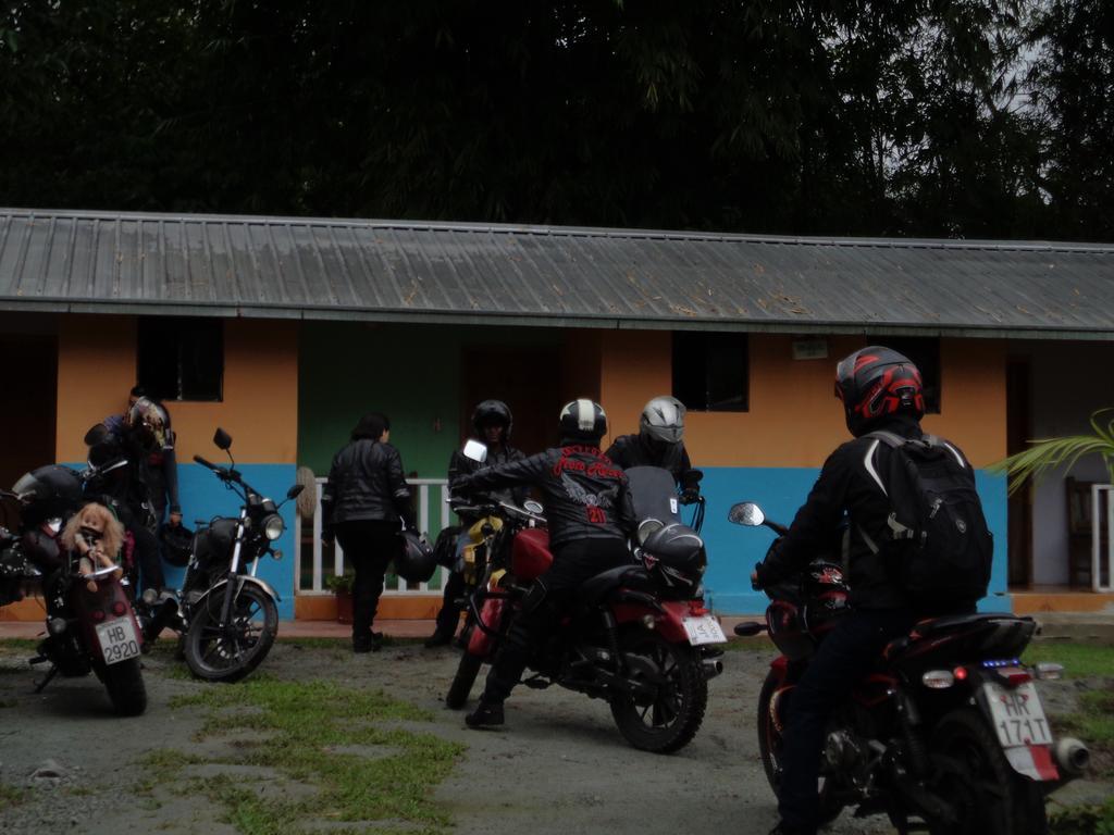 Hostal Henrry'S Mindo Exterior foto